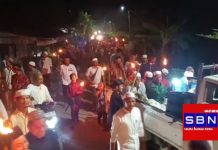 Berharap pertolongan Allah SWT agar terhindar dari bala, warga berkeliling kampung sambil membaca shalawat Burdah
