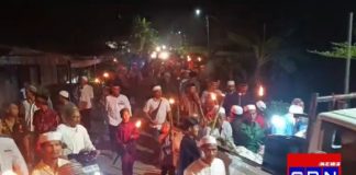 Berharap pertolongan Allah SWT agar terhindar dari bala, warga berkeliling kampung sambil membaca shalawat Burdah