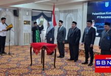 Hari ini, Bupati Banjar H Saidi Mansyur melantik jajaran direksi dan dewan pengawas PT. Baramarta