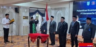 Hari ini, Bupati Banjar H Saidi Mansyur melantik jajaran direksi dan dewan pengawas PT. Baramarta