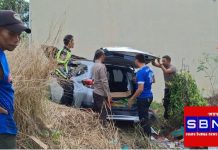 Akibat hilang kendali, mobil Toyota Rush tabrak sebuah warung dan bangunan dapur rumah warga