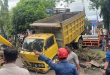 Hindari kakek bersepeda, sebuah truk oleng hingga naik ke media jalan