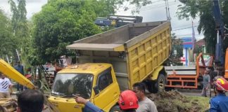 Hindari kakek bersepeda, sebuah truk oleng hingga naik ke media jalan