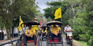 Daftar ke KPU Batola, Rahmadian Noor – Sumarji naik becak