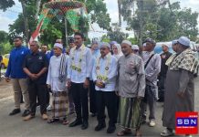 Berkalung Bunga Melati, pasangan Saidi Mansyur – Said Idrus Alhabsyi mendaftar ke KPU Kabupaten Banjar