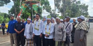 Berkalung Bunga Melati, pasangan Saidi Mansyur – Said Idrus Alhabsyi mendaftar ke KPU Kabupaten Banjar