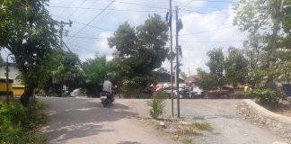 Warga keluhkan keberadaan dua buah tiang Telkom di pertigaan jalan trans Kalimantan dan Ray 17