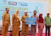 Wakil bupati Said Idrus Alhabsyi, menyerahkan bantuan rehabilitasi rumah Tidak layak huni