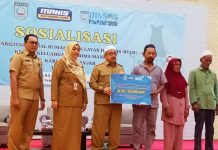 Wakil bupati Said Idrus Alhabsyi, menyerahkan bantuan rehabilitasi rumah Tidak layak huni