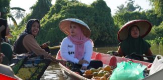 Nurgita Tiyas, sapa warga dan pedagang Pasar Terapung Lok Baintan