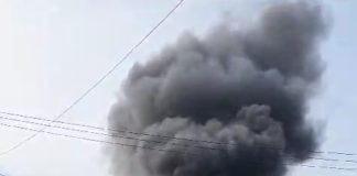 Tumpukan ban bekas terbakar, kepulan asap hitam gegerkan warga