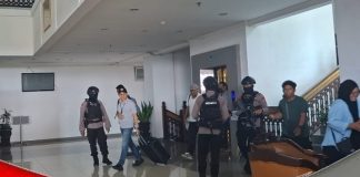 KPK geledah Kantor Gubernur Kalsel dan bawa satu koper hitam