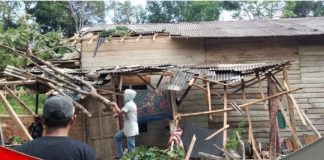 Warga korban terjangan angin kencang di Batu Tanam menerima bantuan