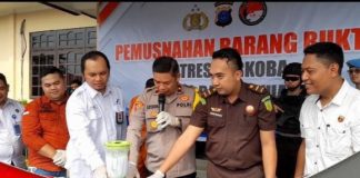 Polres Batola musnahkan ratusan gram sabu dari 2 orang tersangka