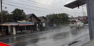 Hujan deras diserta angin kencang dan petir terjadi Kota Banjarbaru