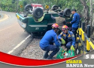 Diduga sopir panik, mobil taksi hijau terbalik saat melintas dijalan yang menurun