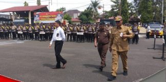 M. Haris Isroyani, wakili Ketua DPRD Batola di acara apel personel pengamanan TPS