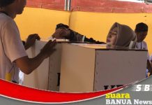 Acil Odah menggunakan hak pilihnya di TPS 01 Keramat Martapura