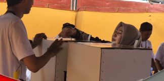 Acil Odah menggunakan hak pilihnya di TPS 01 Keramat Martapura