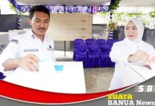Saidi Mansyur dan isteri menggunakan hak suaranya di TPS 002 Madurejo Sambung Makmur