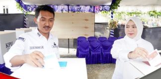 Saidi Mansyur dan isteri menggunakan hak suaranya di TPS 002 Madurejo Sambung Makmur