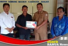 Korban angin puting beliung di Batu Tanam menerima bantuan dari Pemkab Banjar