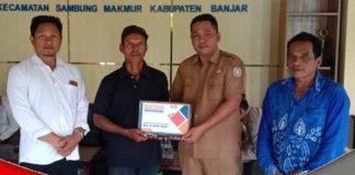 Korban angin puting beliung di Batu Tanam menerima bantuan dari Pemkab Banjar