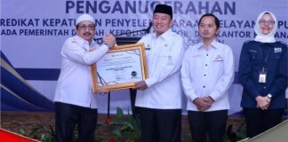 Pemkab Banjar terima penghargaan kepatuhan pelayanan publik dari Ombudsman RI