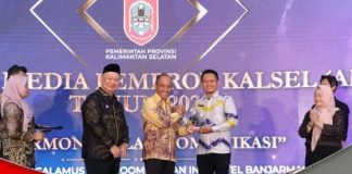 DKISP Kabupaten Banjar, terima penghargaan mitra humas Pemprov Kalsel 2024