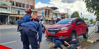 Hilang kendali, pengemudi mobil HRV tabrak median jalan hingga terbalik