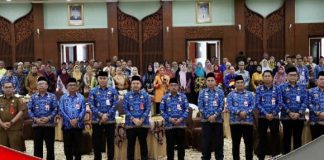Setda Pemprov Kalsel Roy Rizali Anwar melepas dan berikan penghargaan kepada 159 pegawai purnatugas
