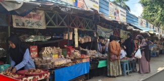 Berkah haul Guru Sekumpul, pedagang wadai di Pasar Martapura ramai di kunjungi pembeli