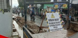 Pemasangan PIPA PAM Bandarmasih di kawasan jalan AMD Pemurus Dalam, ‘merusak’ fisik drainase?