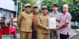 Wakil bupati Said Idrus serahkan sertifikat tanah kepada nelayan Aluh Aluh