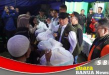 Gubernur H. Muhidin tinjau lokasi banjir di Teluk Selong Ulu-Martapura dan berikan bantuan sembako