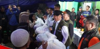 Gubernur H. Muhidin tinjau lokasi banjir di Teluk Selong Ulu-Martapura dan berikan bantuan sembako