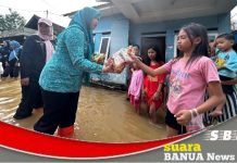 TP PKK Kabupaten Banjar kunjungi lokasi banjir dan berikan bantuan, Nurgita Tiyas : harus ada revitalisasi drainase