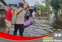 Ditengah banjir, pembagian nasi bungkus disambut warga Tanjung Rema dengan senyum sumringah