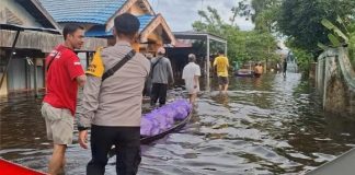 Ditengah banjir, pembagian nasi bungkus disambut warga Tanjung Rema dengan senyum sumringah