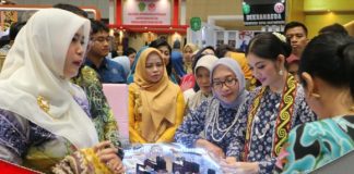 Dekranasda Banjar tampilkan produk batu mulia di pameran kerajinan tangan di Jakarta