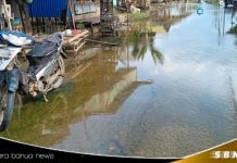 Pasca banjir, ruas jalan di Desa Pekauman berlobang dan berlumut, bikin pengendara terjatuh
