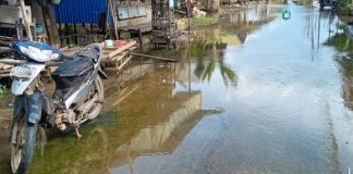 Pasca banjir, ruas jalan di Desa Pekauman berlobang dan berlumut, bikin pengendara terjatuh