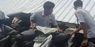Atap bangunan parkir SMA Negeri 1 Bati-Bati ambruk, setelah di hantam angin kencang