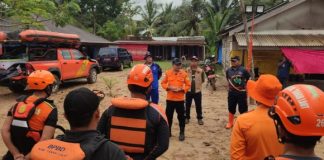 Tim SAR Banjarmasin terus melakukan pencarian terhadap seorang nelayan yang hilang di Batakan