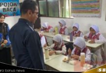 Irwan Bora ikut hadir di program kegiatan makanan bergizi gratis perdana di Kabupaten Banjar