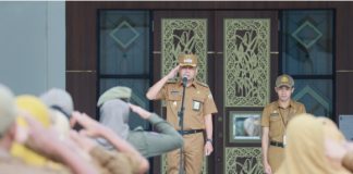 Usai dilantik sebagai wakil bupati, Herman Susilo menjadi pembina upacara bendera dilingkup Pemkab Batola