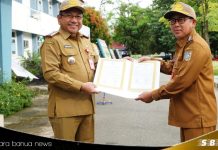 Setda HM. Hilman menyerahkan dokumen hasil kinerja instansi pemerintah dan PK kepada ASN dilingkup Pemkab Banjar