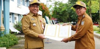 Setda HM. Hilman menyerahkan dokumen hasil kinerja instansi pemerintah dan PK kepada ASN dilingkup Pemkab Banjar