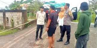Angkutan sampah yang melintas di pemukiman Komplek Rahayu di keluhkan warga