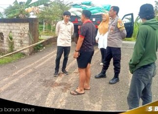 Angkutan sampah yang melintas di pemukiman Komplek Rahayu di keluhkan warga